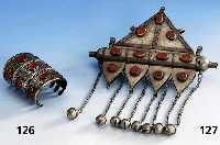 Breiter Armreif, Turkmenistan um 1900, Silber vergoldet, Karneolbesatz, L. ca. 9 cm