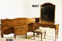 Doppelbett, deutsch, im Chippendalestil, dazu passend 2 Nachttische, Rahmenfassung, Trageteile Nußbaum massiv, Wurzelnußfurnier gespiegelt, ...