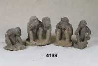 4 Affen, wohl Ceylon, wohl Sandstein, in verschiedenen vermenschlichten Haltungen, bewegt, asymetrische Anordnung, dekroativ, ca. HÖhe: ca. ...