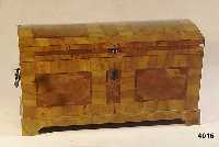 Reisetruhe, deutsch, um 1780/1820, Korpus Weichholz, Wurzelnußfurnier, Bandelwerk Maha- goni, Inlets Wurzelnuß gespiegelt, unterer Rahmen ...