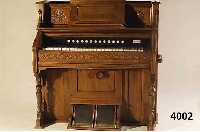 Harmonium, England/USA, um 1870, Samuel Beeston, GehÄuse Nußbaum massiv, Nußbaumfur- nier, reich gedrechselt, Flachschnitzerei aus dem ...