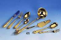70-teiliges Besteck, 24 kt hartvergoldet, Barockstil, best. aus: 12 Messer, 12 Gabeln, 12 LÖffel, 12 KaffeelÖffel, 12 Kuchengabeln, ...