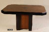 ArtDeco-SÄulentisch, Frankreich, um 1930, in goldfarben, stark gemasertem Holz furniert, z.T. schwarz abgesetzt, auf der Platte schÖnes ...
