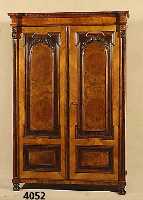 Schrank, deutsch, um 1870/80, Nußbaumfurnier , Inlets in Wurzelnuß- und Palisanderfurnier, sparsame Schnitzerei, harmonisch dekoriert und ...