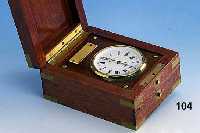 Luxor-Tischuhr in Schiffs-Chronometer-Optik, Quartzwerk, Mahagonikasten, ca. 7 x 11 x 14 cm(SP: 1170 EUR)