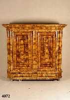 Dokumentenschrank, Frankfurt, um 1700/20, sogenannter Wellenschrank, auf Rahmen gearbei- tet, Weichholz, Wurzelnußfurnier, horizontal und vertikal ...