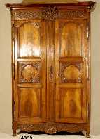 Schrank, Normandie, um 1760/70, Nußbaum massiv, Rahmenaufbau, Seiten 4 Hochkasetten 1 Querkasette, symetrisch angeordnet, Kopf reich geschwungen, ...