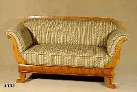 Biedermeiersofa, sÜddeutsch, um 1830/35, Korpus Weichholz, dickes Kirschbaumfurnier und -platten, Front Kirschbaumwurzel, z.T. ge- spiegelt, ...