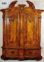 Prunkschrank, Schleswig-Holstein, um 1760/70, Korpus Weichholz, Wurzelnußfurnier durchge- hend in verschiedenen Variationen gespiegelt, von ...