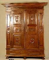 Dielenschrank, Schwaben/Bodensee, um 1810/20, Korpus Eiche massiv, RÜckwand und Innenein- richtung Weichholz, auf Rahmen gearbeitet, In- lets in ...