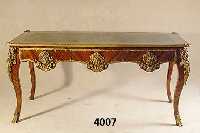 Bureau plat, nach franzÖsischem Vorbild, um 1940, Korpus Weichholz/Hartholz, Palisander- furnier, gespiegelt, reiche Gelbgußappliken in Form von ...