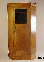 Eckschrank, deutsch, um 1900/05, Jugendstil, Korpus Weichholz, auf Rahmen gearbeitet, z.T. Eiche massiv, Oberteil verglast, original Schloß und ...
