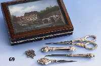 Nadelset, deutsch um 1835/45, 13-lÖtig, Barockstil, best. aus: Schere, Nadelbe- hÄlter, Ahle, Nadel, Messer, alles orig., Fingerhut um 1900, ...