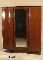 ArtDeco-WÄscheschrank, Frankreich, um 1938/42, Korpus Weichholz und Eiche, Palisanderfur- nier gespiegelt, doppelt geschweift, Fuß passig, ...