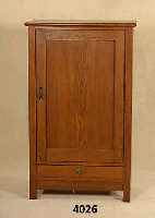 Jugendstilschrank, deutsch, um 1902/05, Weichholz und Eiche massiv, auf Rahmen gear- beitet, großzÜgige gefÜhlvolle Gliederung, mit Schublade, ...