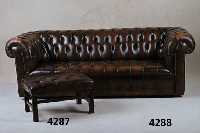 Ledercouch, England um 1930/40 Barockstil, SitzflÄche und RÜckenlehne eng genoppt, origia nal Leder, Nagelverzierung, RÜcken weit auslad end, ...