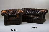 2-sitzer Ledersofa, England, um 1930/40 Barockstil, SitzflÄche und RÜckenlehne eng genoppt, original Leder, Nagelverzierung, RÜck en weit ...