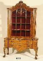 Vitrine, Holland, im Stil von 1770/80 Korpus Weich- und Hartholz massiv, Unter- und Oberteil doppelt geschweift, Unterteil mit Seitenschubladen, ...