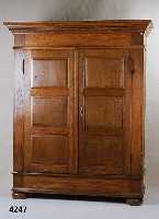 WÄscheschrank, deutsch, um 1830/40, wohl Siegerland, auf Rahmen gearbeitet, Front 3-fach in sich gegliedert, Inlets getreppt, einfache ...