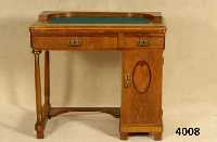 Kleiner Damenschreibtisch, deutsch, um 1900/05 Korpus Eiche/Buche massiv, z.T. Weichholz, asymetrische Anordnung, links mit gedrechselte n SÄulen, ...