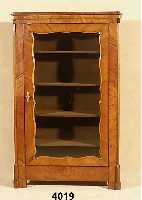 WÄsche- und Vitrinenschrank, mitteldeutsch, um 1850/60 Korpus Weichholz, Pyramidenmaha- goni gespiegelt, schÖnes lebendiges Furnier- bild, ...