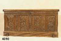 Leinentruhe, deutsch, um 1830/40, Korpus Eiche massiv, Front mit KastenfÜllungen, reich geschnitzt, abstrakt floral, BlÜten und BlÜtenblÄtter, ...