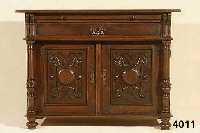 Anrichte, deutsch, um 1880/90 Korpus Weich- holz und Hartholz, Eichefurnier, Front 3/4 SÄulen gedrechselt, z.T. auf Rahmen gearbeitet , FÜllungen ...
