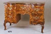 Stilschreibtisch Barock Korpus Weichholz, d ickes Nußbaumfurnier, Wurzelnuß bzw. Kirsch, R ahmen z.T. Flachschnitzerei aus dem Vollholz, Front ...
