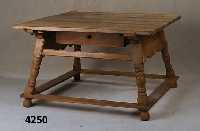 Tisch, sogenannter Jockeltisch, Eiche massiv , z.T. gedrechselte Zarge, 6-fach geschwungen, Beine ausstehend, in guter Drechselarbeit, ...