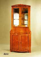 Eckschrank, Biedermeierstil, Kirsche massiv, nach Vorbild von 1820/30, unter Verwendung alter Teile, Oberteil verglast, z.T. schwarz gelackt, ...