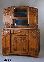 Aufsatzbuffet, Frankreich, um 1935, ArtDeco, Korpus Weichholz und Buche massiv, Front Eiche massiv, mit abstrakt floraler Schnitz- erei, Oberteil ...