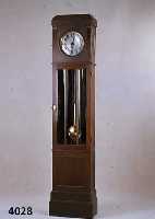 Standuhr, deutsch, um 1910, Korpus Weichholz bzw. Eiche massiv, auf Rahmen gearbeitet, Jugendstil, Mittelteil verglast, versprosst, facettiertes ...