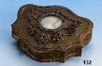Deckeldose, wohl Frankreich um 1880/90, Metall teilvergoldet, Rokokostil, in Kartusche Marie Antoinette, nach altem Vorbild, Schar- nier defekt, ...