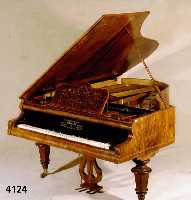 StutzflÜgel, Wien, um 1870/80, Hersteller Pianofortefabrik Hofmann, Korpus Weichholz und Hartholz, Nußbaumfurnier gespiegelt, dickes Furnier, ...