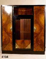 ArtDeco-Schrank, Frankreich, um 1935, Korpus Weichholz und Hartholz, Kaukasischnußbaum- furnier gespiegelt, Front mittig z.T. verglast , Rahmen- ...