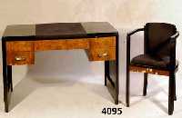 ArtDeco-Schreibtisch, Frankreich, um 1935, Korpus Weichholz und Buche, Kaukasischnußbaum- furnier gespiegelt, allseitig frei stellbar, Frontseite ...