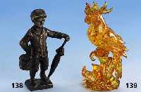 Skulptur in Form eines Jungen mit Korb und Schirm, Bronze, um 1900, vollplastische naturalistische Darstellung, H ca. 9.5 cm