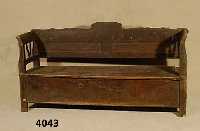 Truhenbank bzw. Mehltruhe, deutsch/Pfalz, um 1830/40, Weichholz, auf Rahmen gearbeitet, Inneneinteilung ursprÜnglich verschließbar, Seiten ...