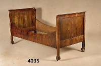 Biedermeierbett, sÜddeutsch, um 1820/30 Nußbaum massiv, Arbeitsteile Weichholz, Nuß- baumwurzelfurnier gespiegelt, FurnierschÄden, muß ...