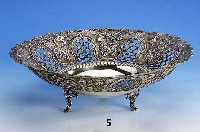 Anbietschale, Griechenland 50er Jahre, Sterling Silber, Durchbrucharbeit, auf 3 FÜßen stehend, leicht verbogen, ca. 645 g, H ca. 10 cm, D ca. ...