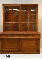 Aufsatzschrank, deutsch, um 1900, Weichholz massiv, auf Rahmen gearbeitet, Unterteil mit SchiebetÜren, 3 Schubladen, Oberteil verglast und ...