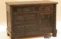 Vielzweckschrank, wohl Belgien, um 1890/1900, Korpus Weichholz, Eiche massiv, Eichefur- nier, Flachschnitzerei aus dem Vollholz z.T. aufgesetzt, ...