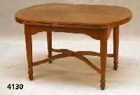 Ausziehtisch, deutsch, um 1935/40, RÜster massiv, RÜsterfurnier z.T. gespiegelt, leicht bÄuerlicher Einschlag, volle FunktionsfÄhig- keit, ...