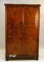 Biedermeierschrank, deutsch/Pfalz, um 1830, Korpus Weichholz, durchgehendes Wurzelnußfur- nier, 8-fach gespiegelt, abgerundete Ecken, ...