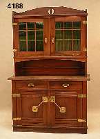 Eleganter KÜchenschrank, deutsch/Karlsruhe, um 1900, Zierbelkiefer von bester QualitÄt, Oberteil versprosst, verglast, reiche Messing- appliken, ...