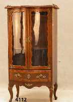 Schrank, deutsch, um 1900, Dresdner Barock- stil, Korpus Weichholz, Nußbaumfurnier, Wur- zelnußfurnier, Fadenintarsien aus Verschie- denen ...