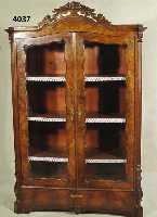 WÄsche- bzw. Vitrinenschrank, mitteldeutsch, um 1840/45, Korpus Weichholz, RÜsterwurzel- bzw. Mahagonifurnier gespiegelt, BrezelfÜl- lungen, ...