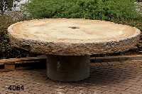 Steintisch, MÜhlstein wohl aus Granit, Rillen fÜr Mahlgut sichtbar, Abnutzungsspuren, wuchtig, reprÄsentativ, H. ca. 67, D. ca. 172 cm