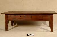 Couchtisch im Landhausstil, Ceylon, Tropen- holz, nußbaumÄhnlich, auf Kirschbaum gebeizt, in der Art von 1820/30 gezimmert, wuchtig, rustikal, ...