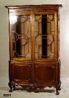 Vitrinenschrank, England/deutsch, um 1910, Sheratonstil mit Chippendale-Elementen, Nuß- baum massiv, Nußbaumfurnier, Oberteil Front und Seite ...